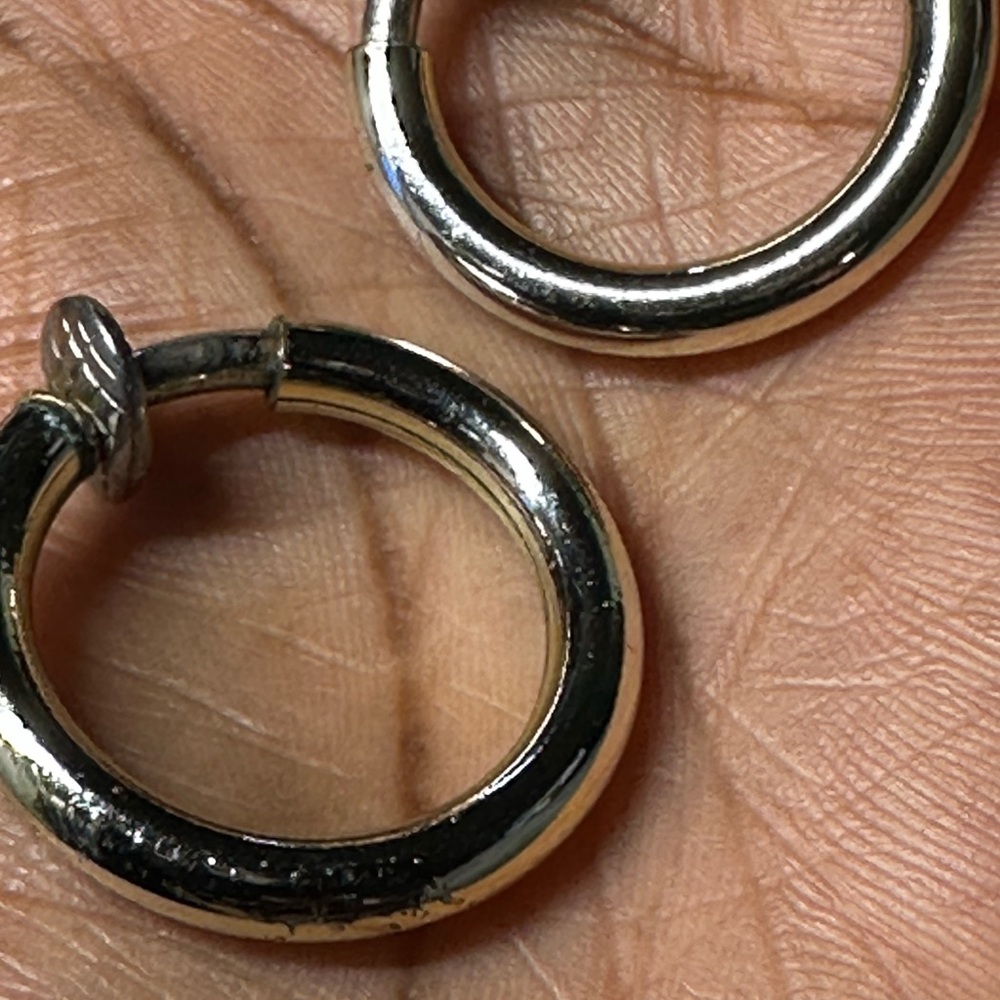 Vintage two tone metal Hoop Earrings - Picture 4 of 9